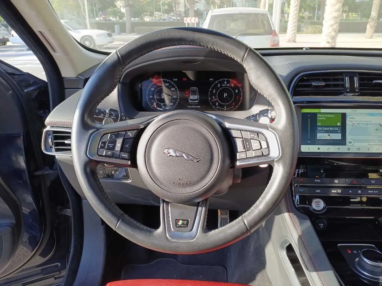 Car image 14
