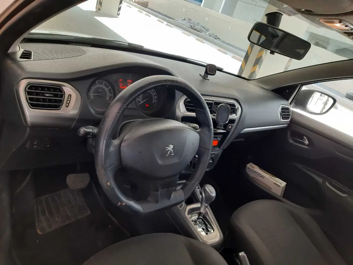 Car image 11