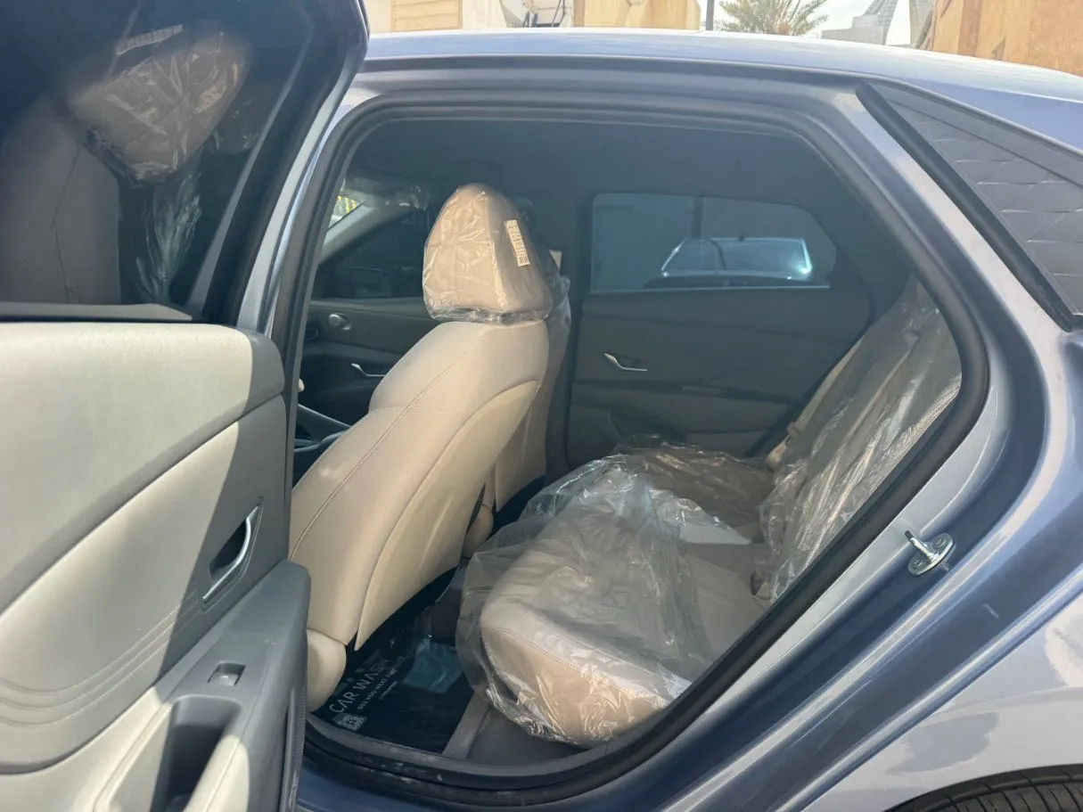 Car image 13