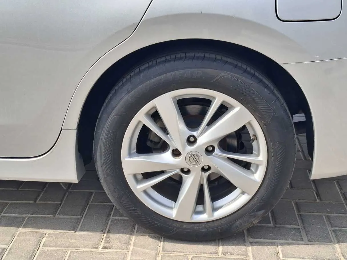 Car image 9