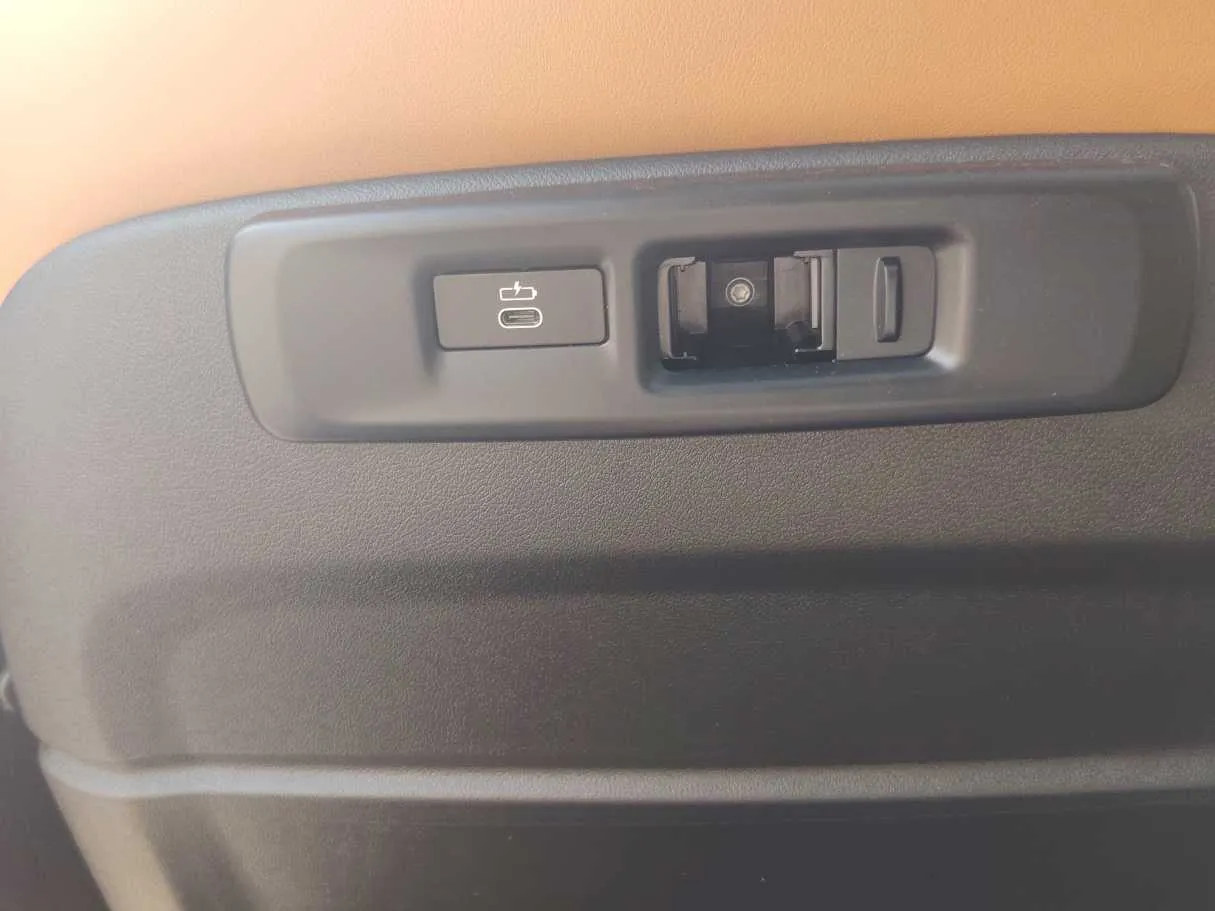 Car image 34