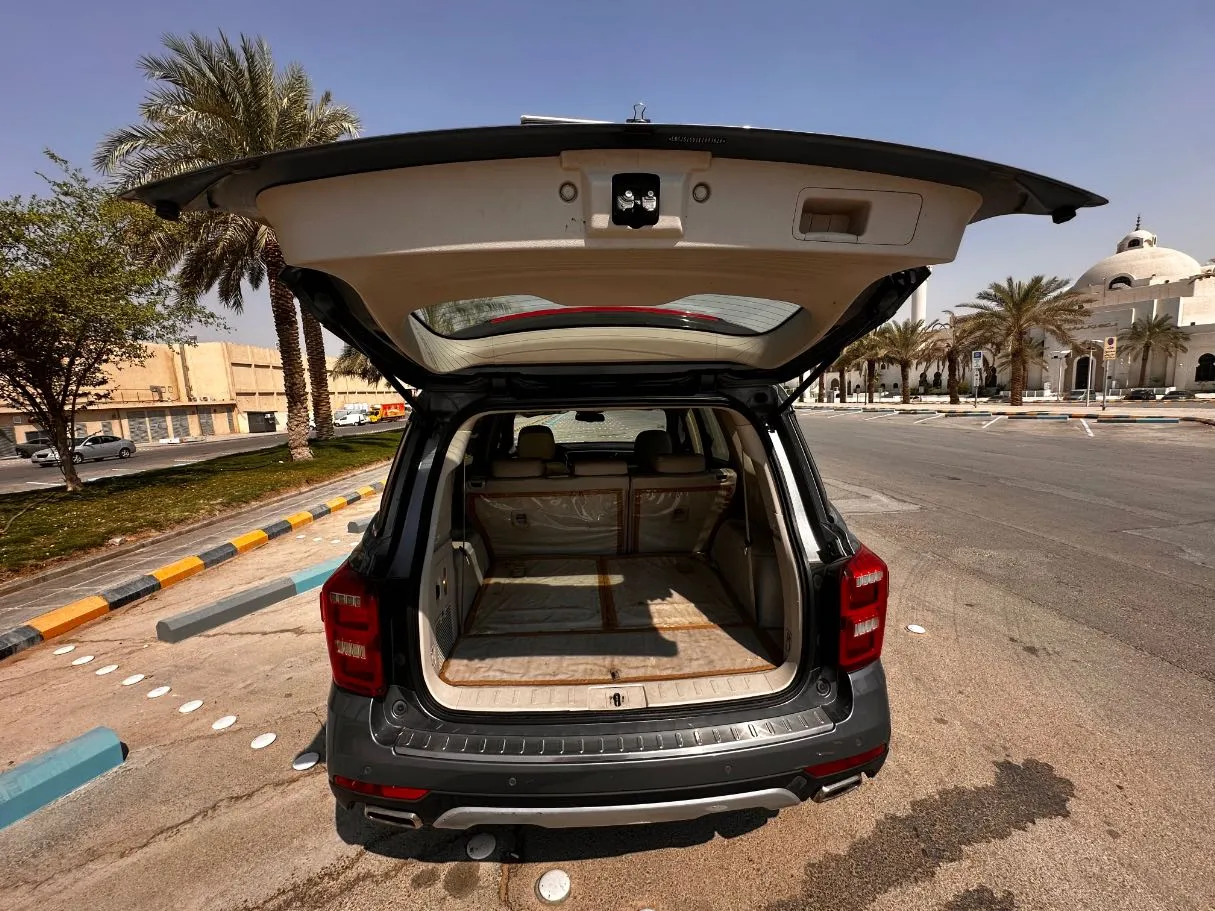 Car image 19