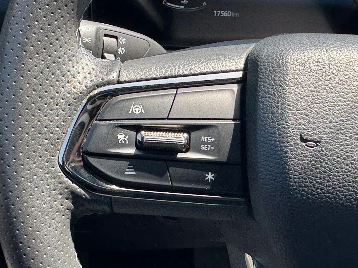 Car image 25