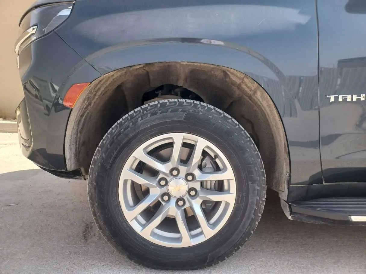 Car image 9
