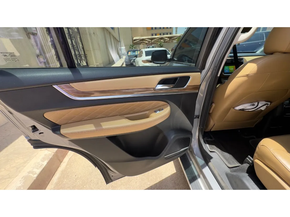 Car image 11
