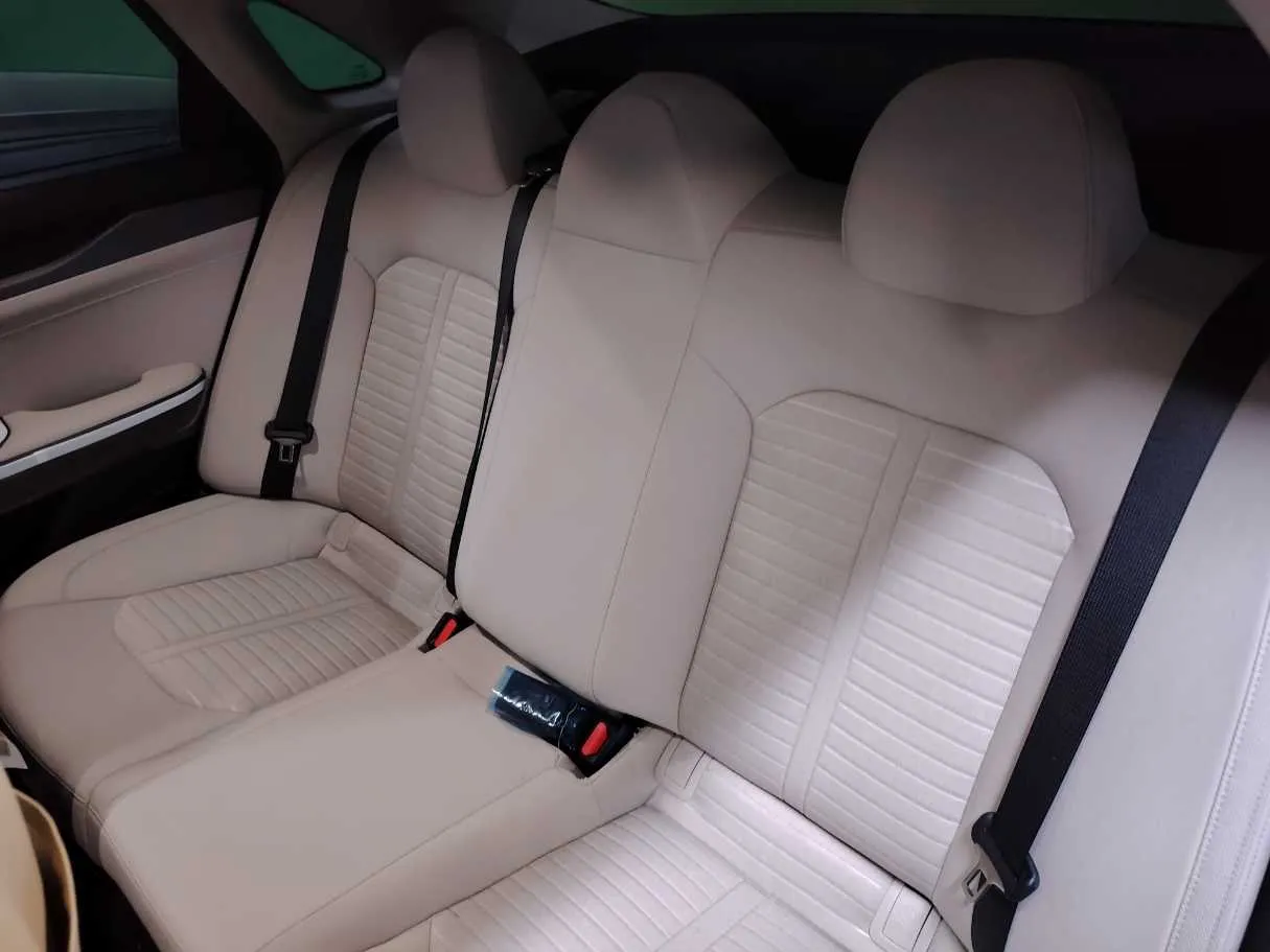 Car image 16
