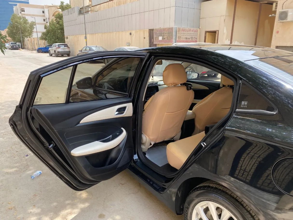 Car image 12