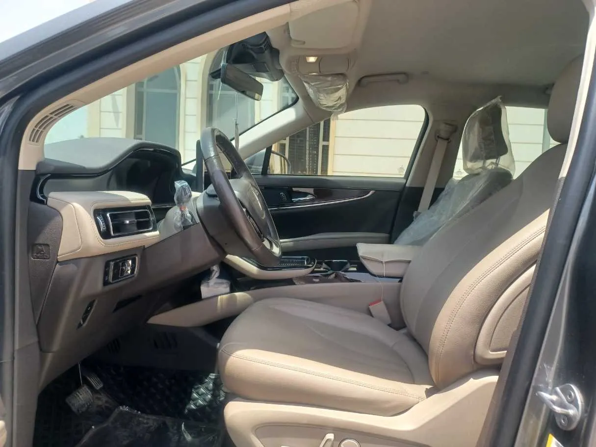 Car image 12