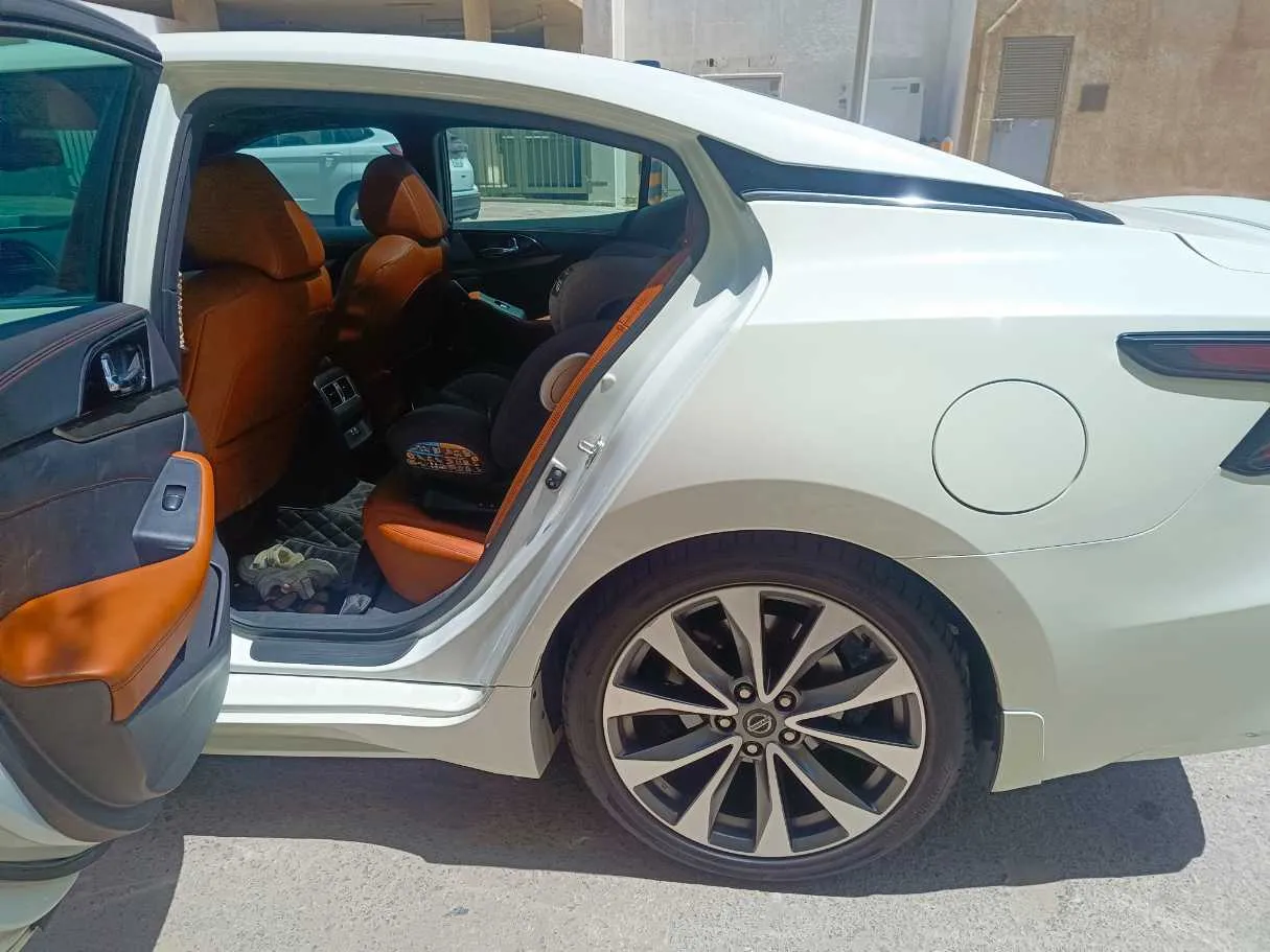 Car image 19