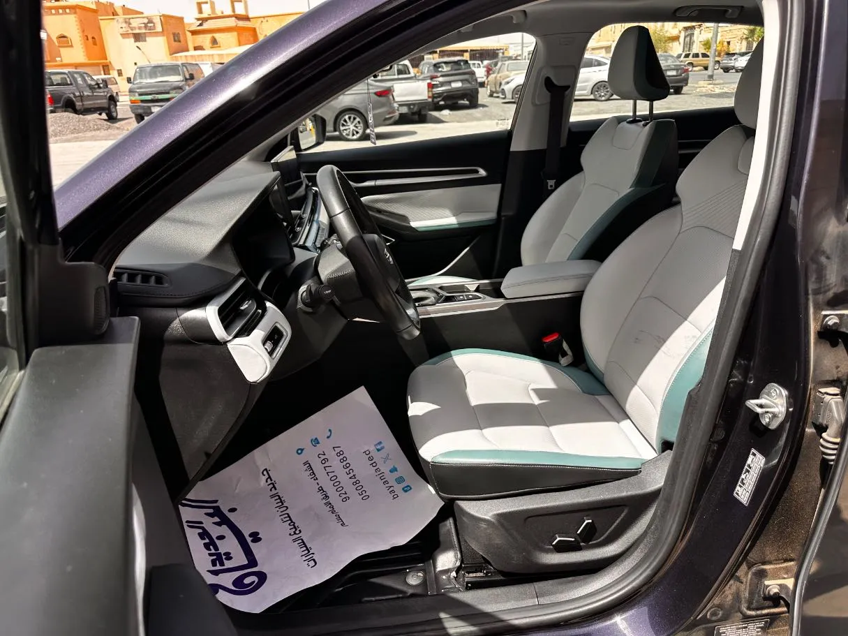Car image 12