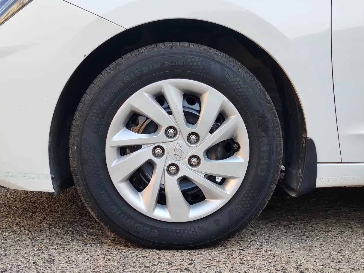 Car image 10