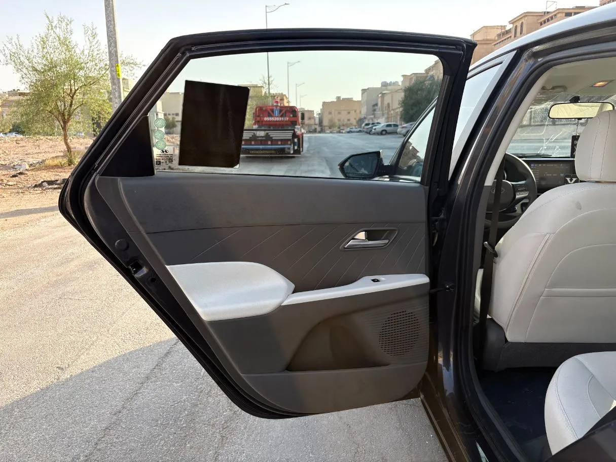 Car image 14