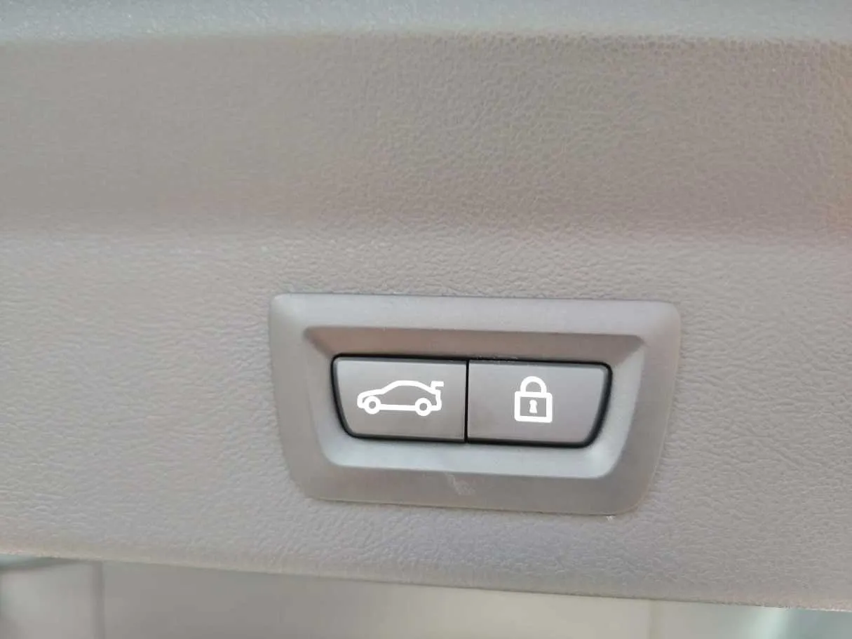Car image 32