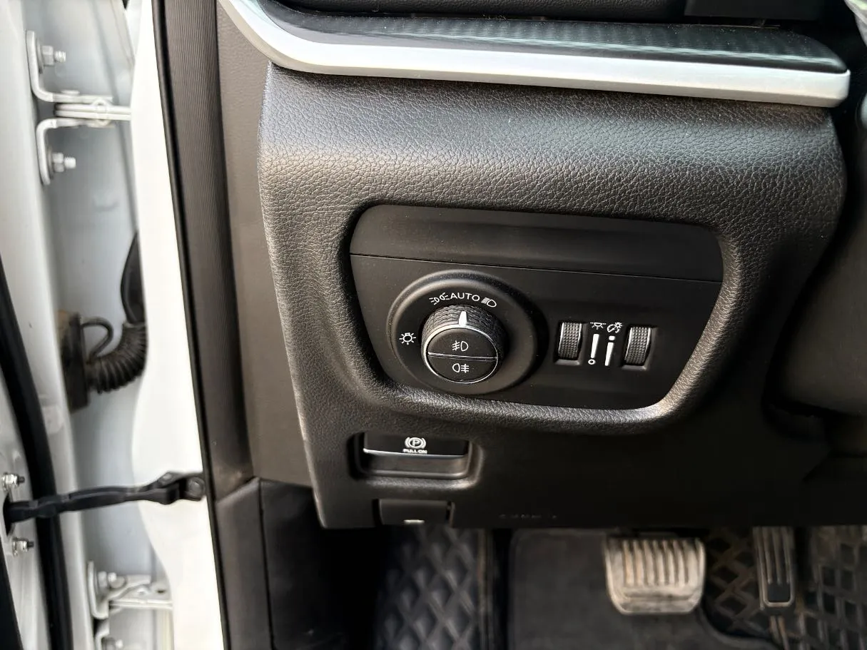 Car image 26
