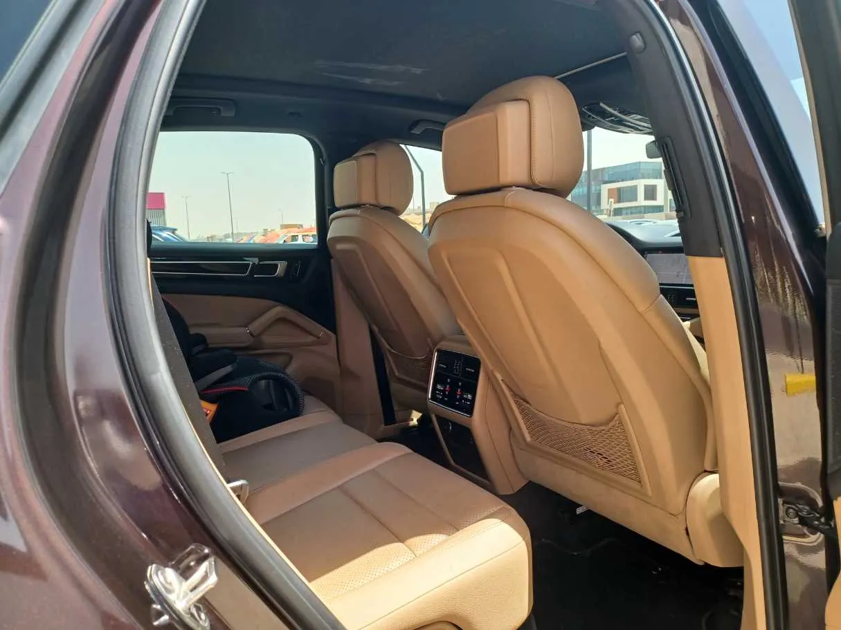 Car image 14