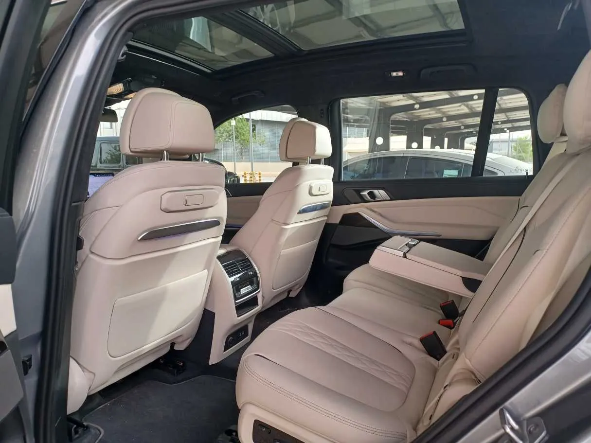 Car image 15