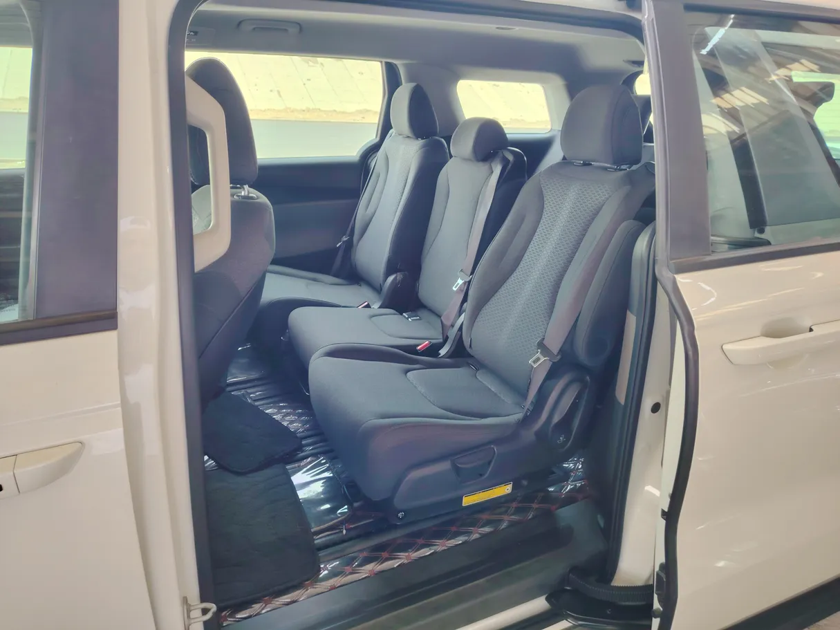 Car image 17
