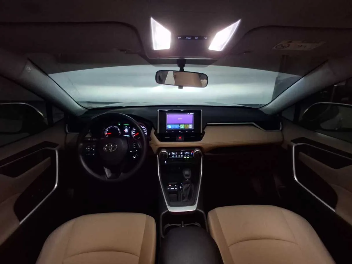Car image 17