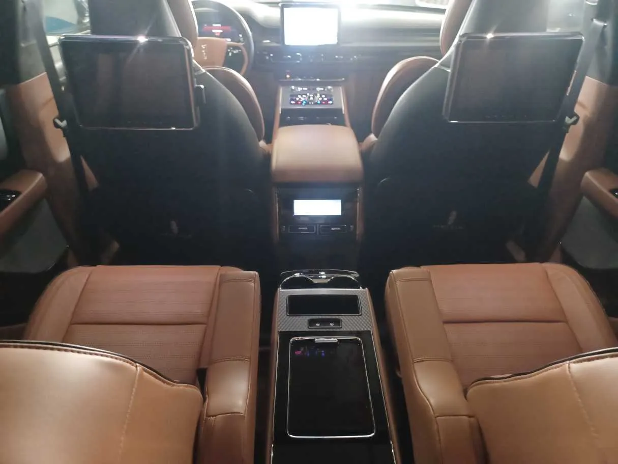 Car image 17