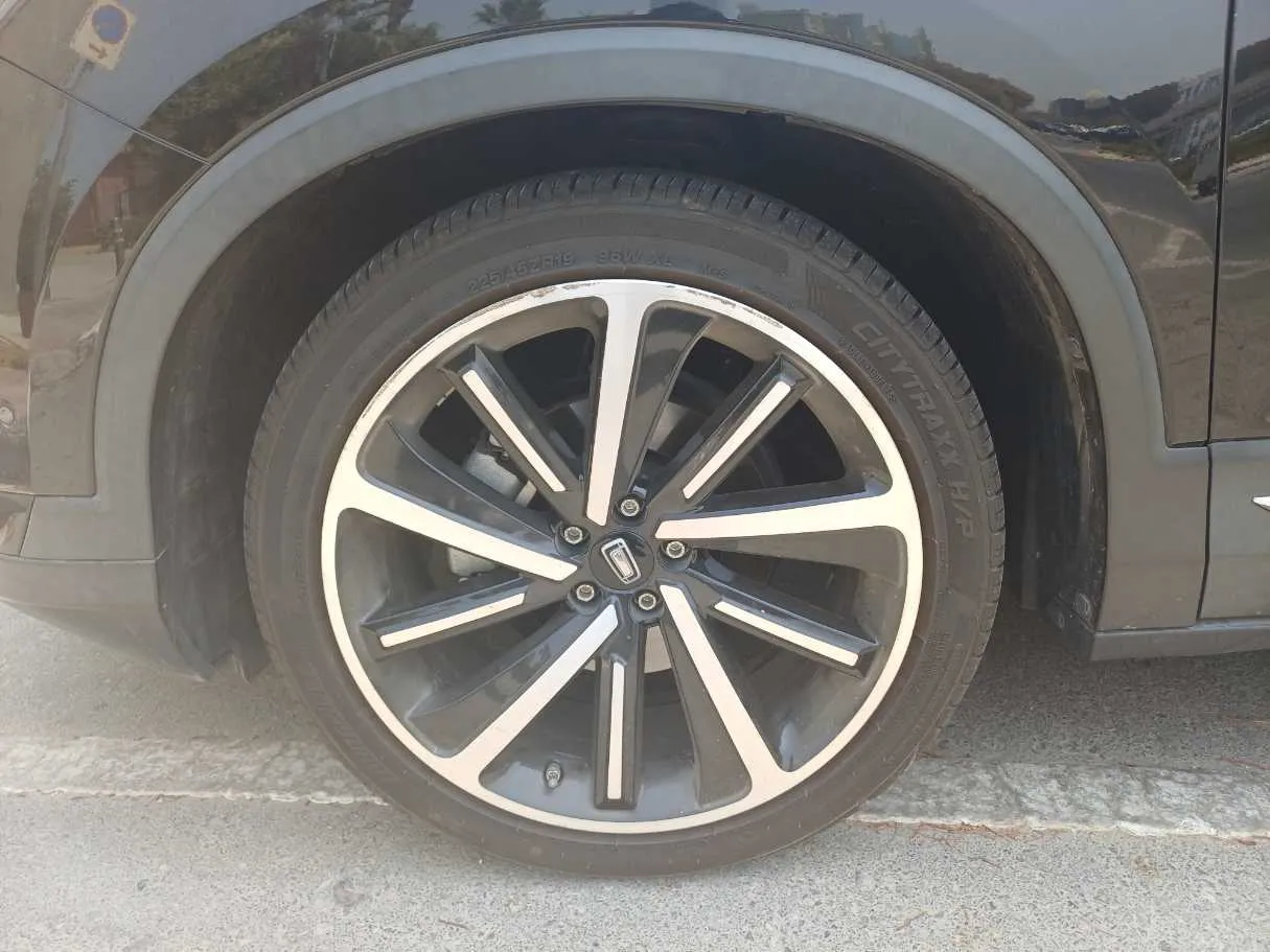 Car image 9