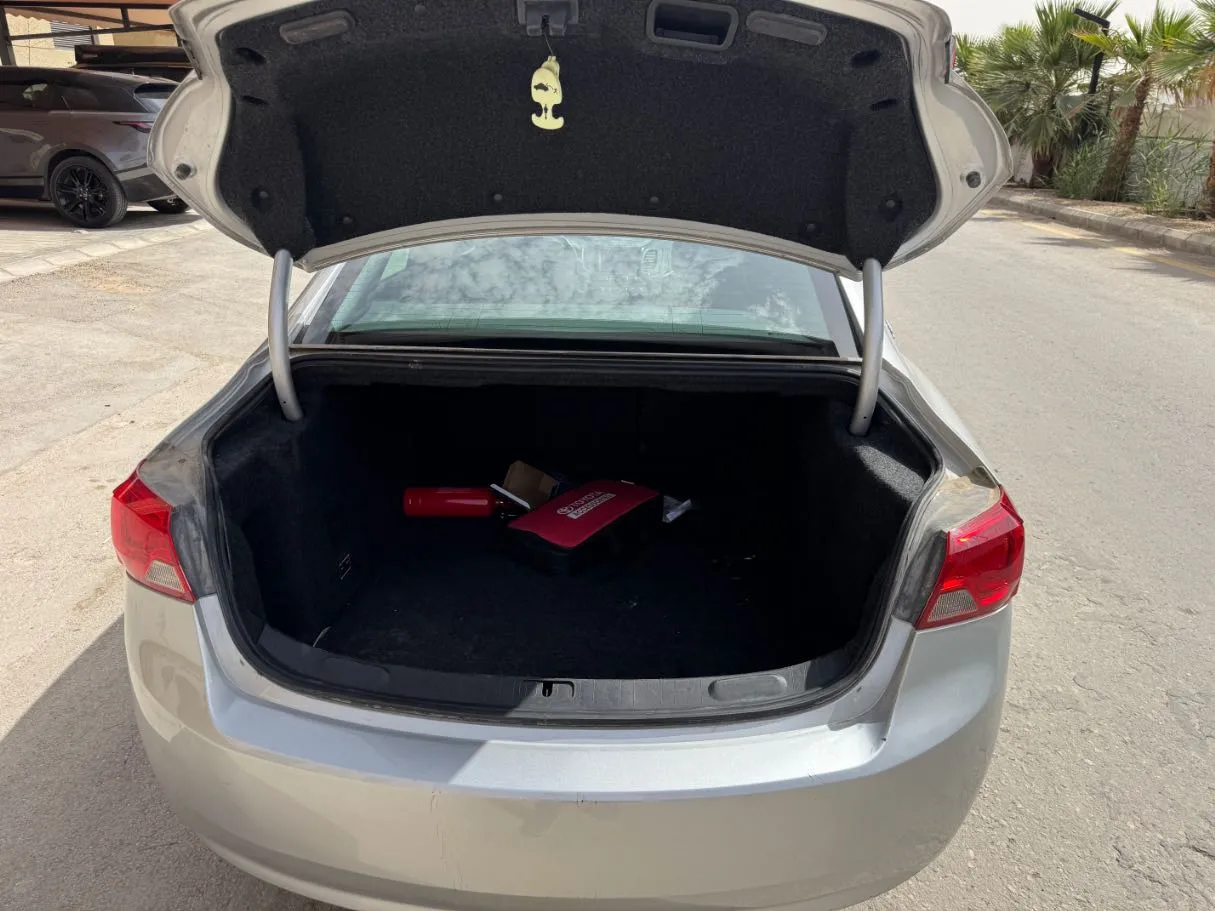 Car image 16