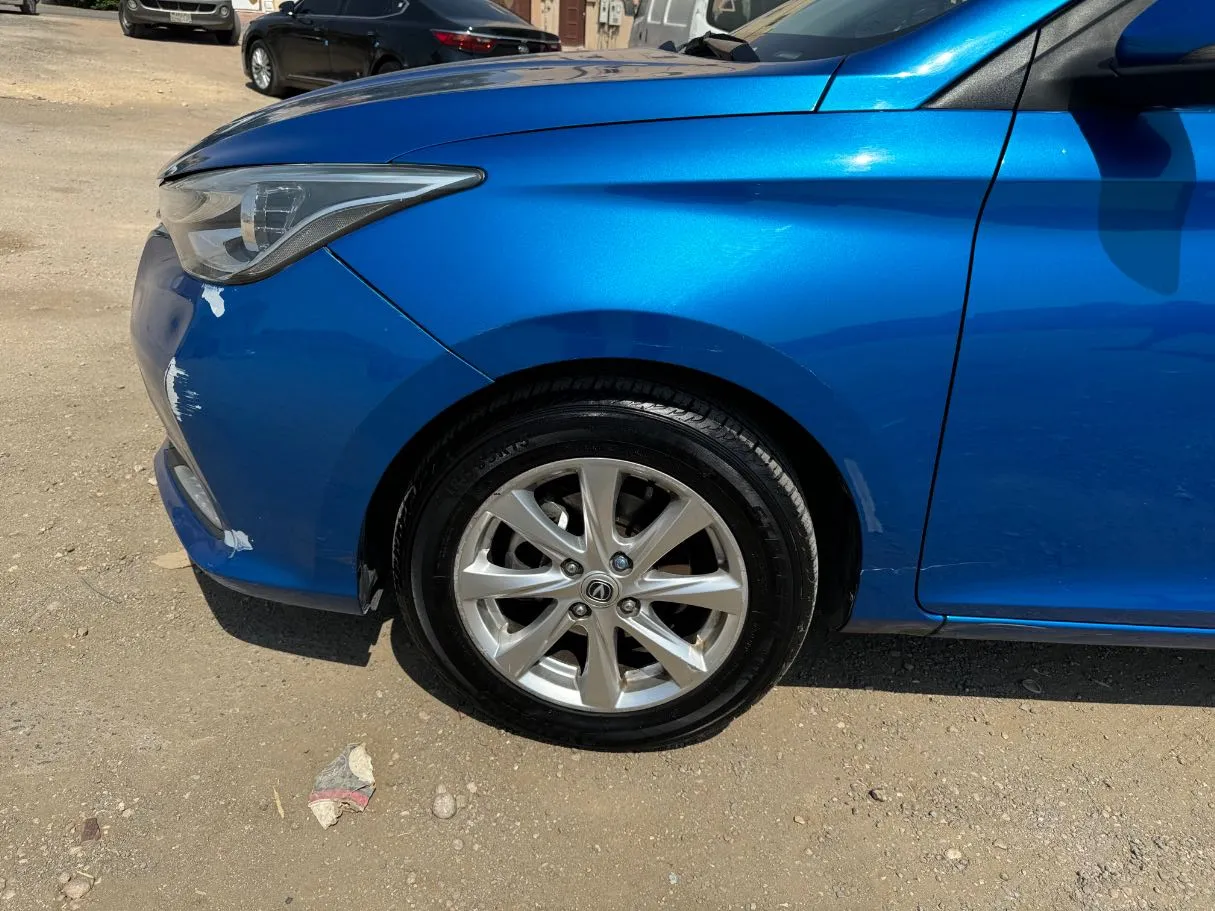 Car image 9