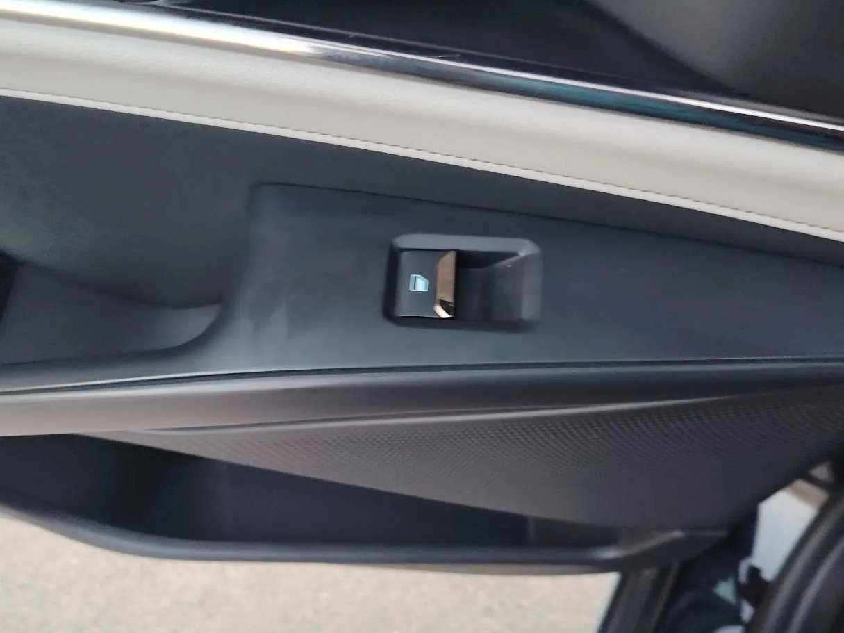 Car image 32