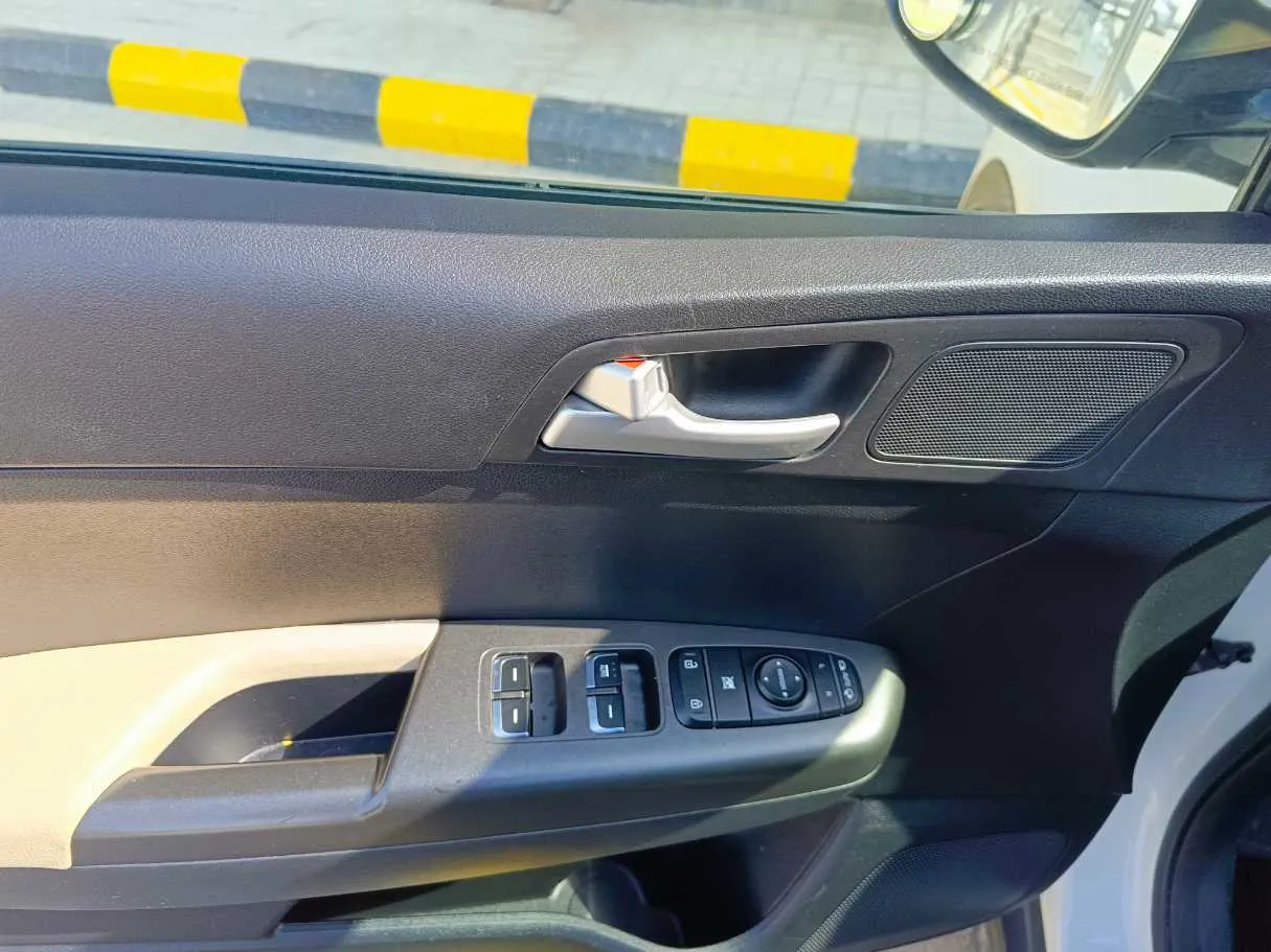 Car image 27