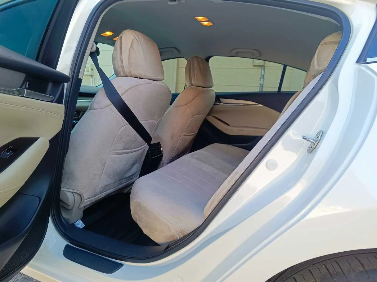 Car image 16