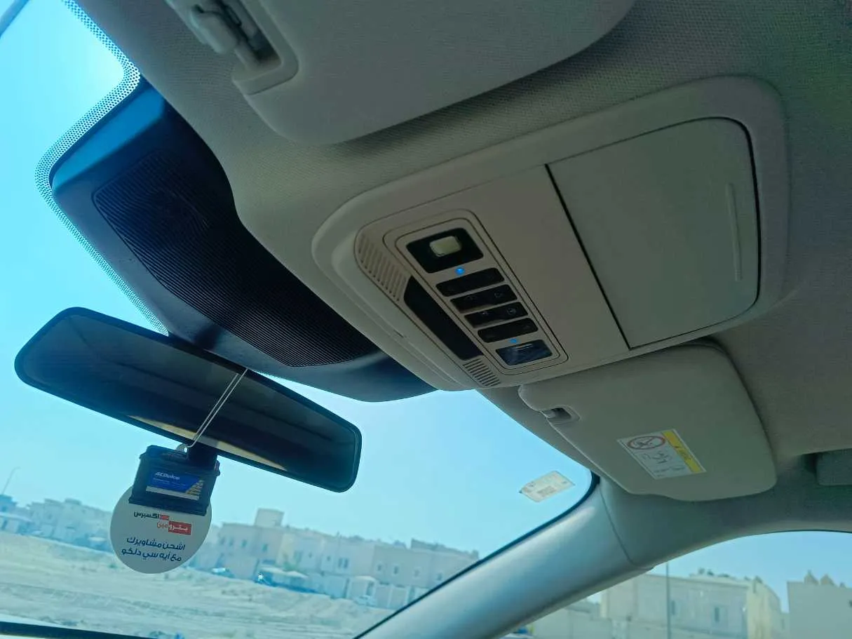 Car image 30