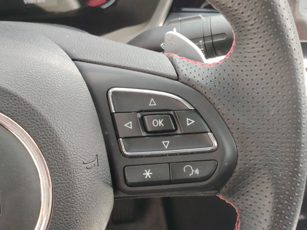 Car image 26