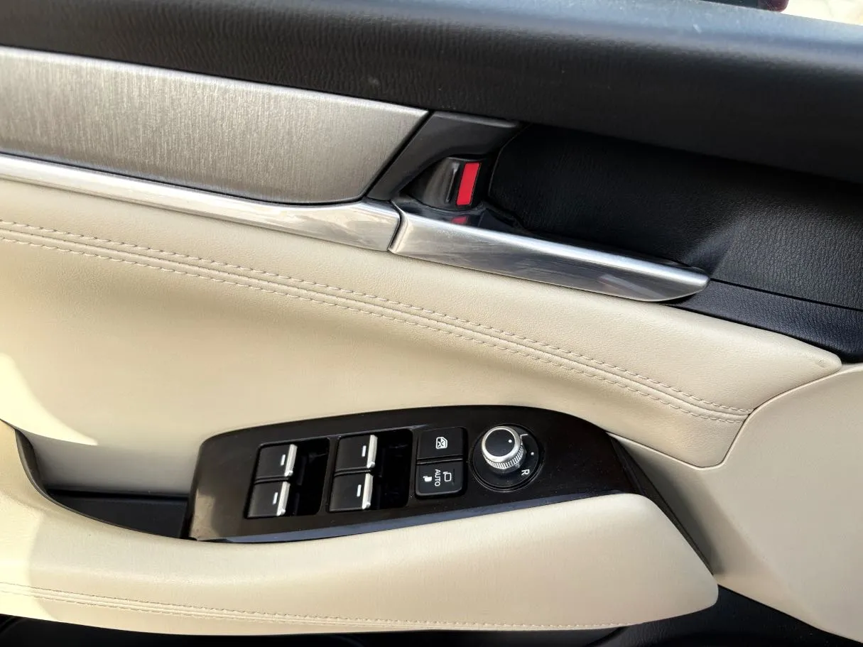 Car image 27