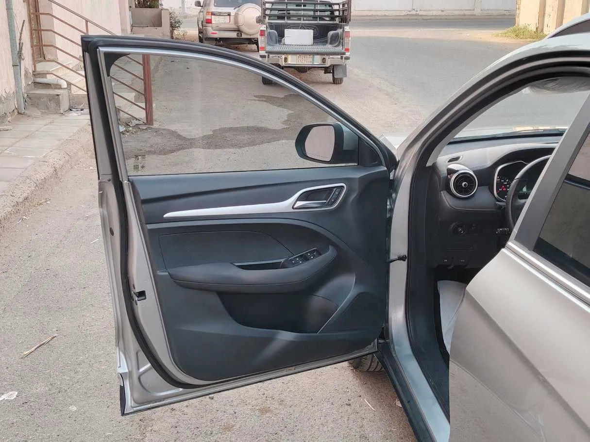 Car image 9