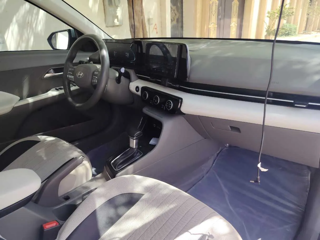 Car image 14