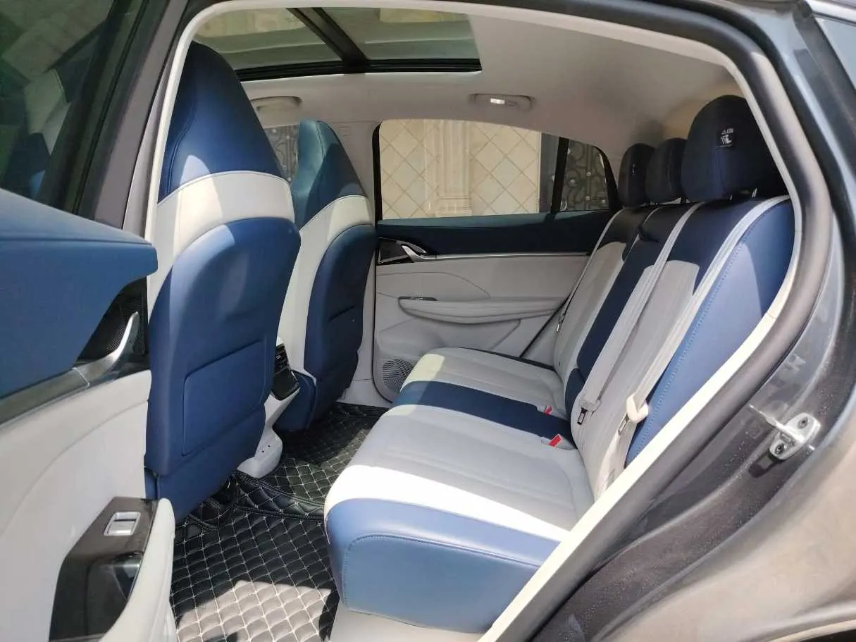 Car image 17