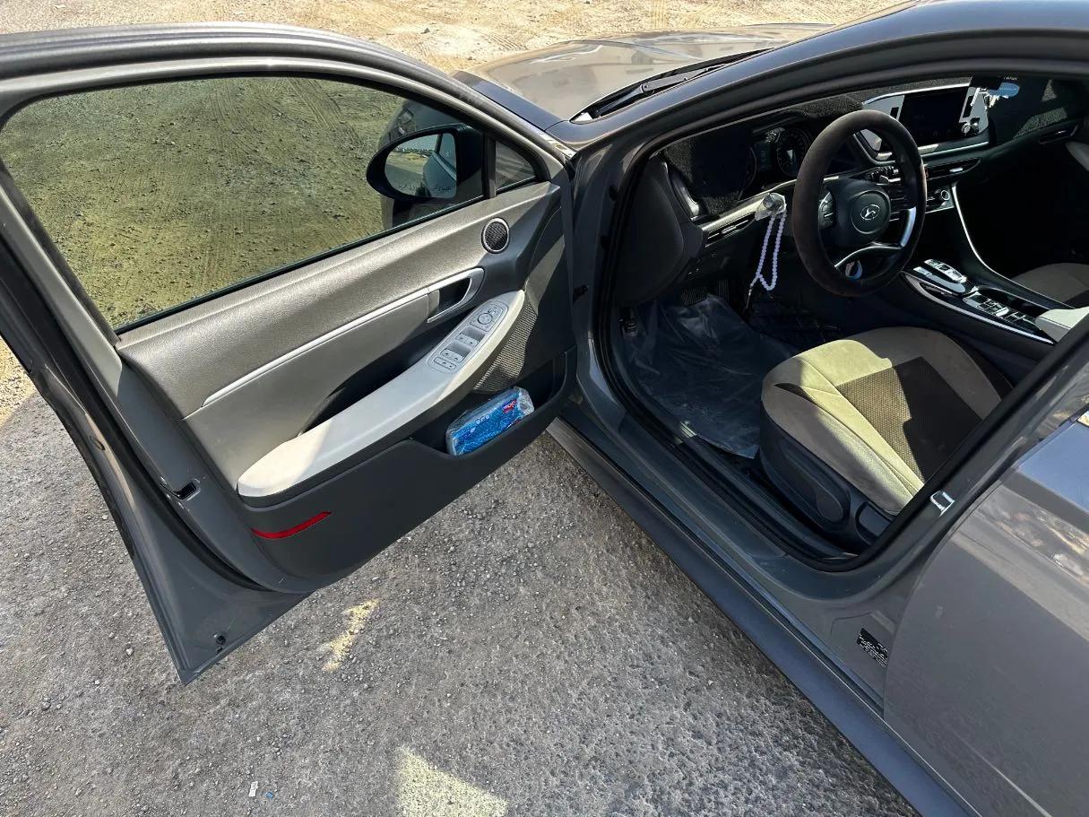Car image 10