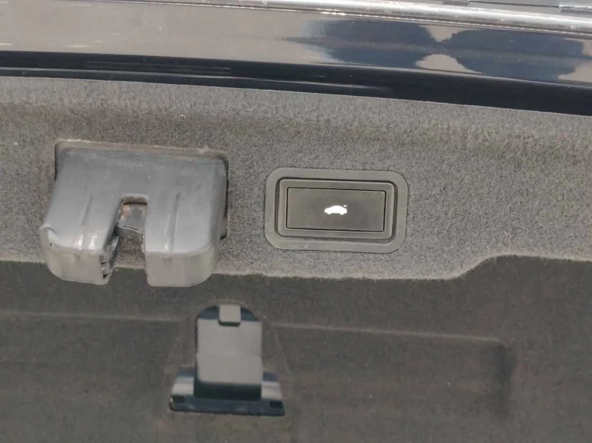 Car image 34