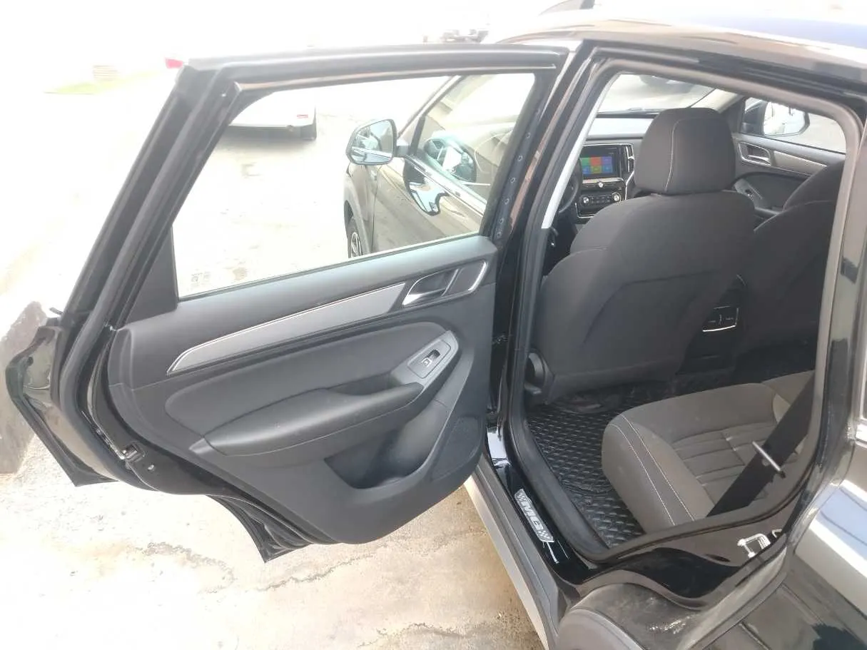 Car image 18