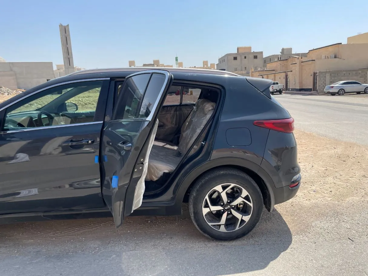 Car image 15