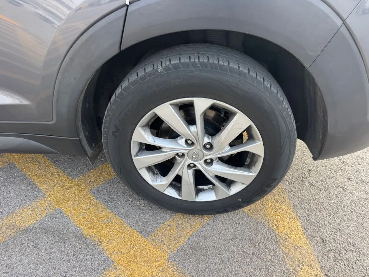 Car image 9