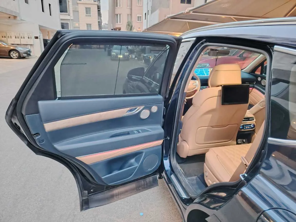 Car image 16