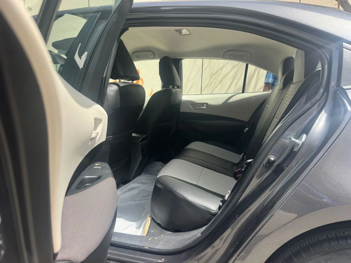 Car image 13