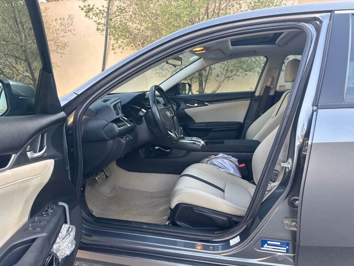 Car image 12