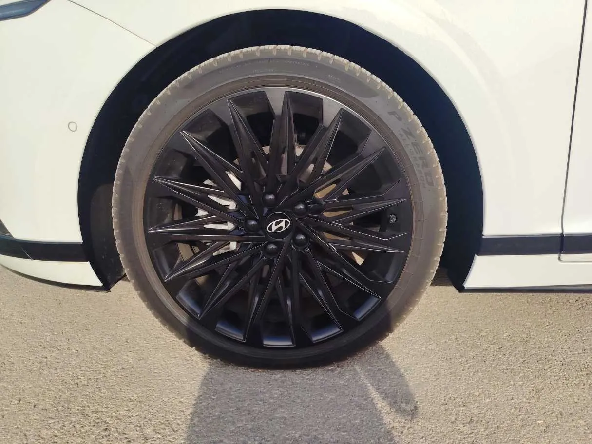 Car image 9