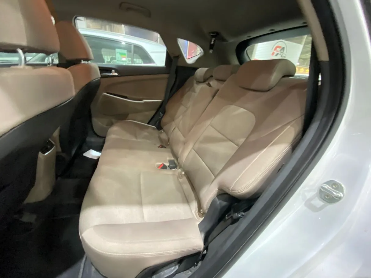 Car image 10