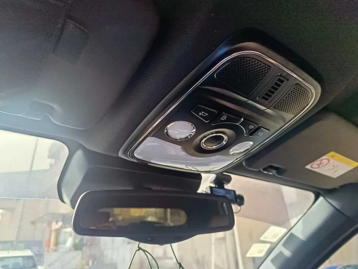 Car image 30
