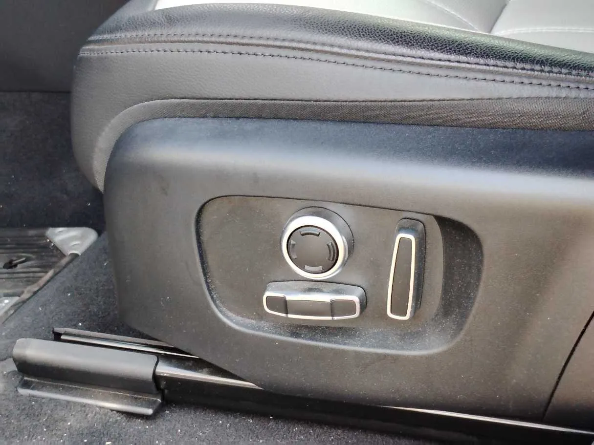 Car image 26