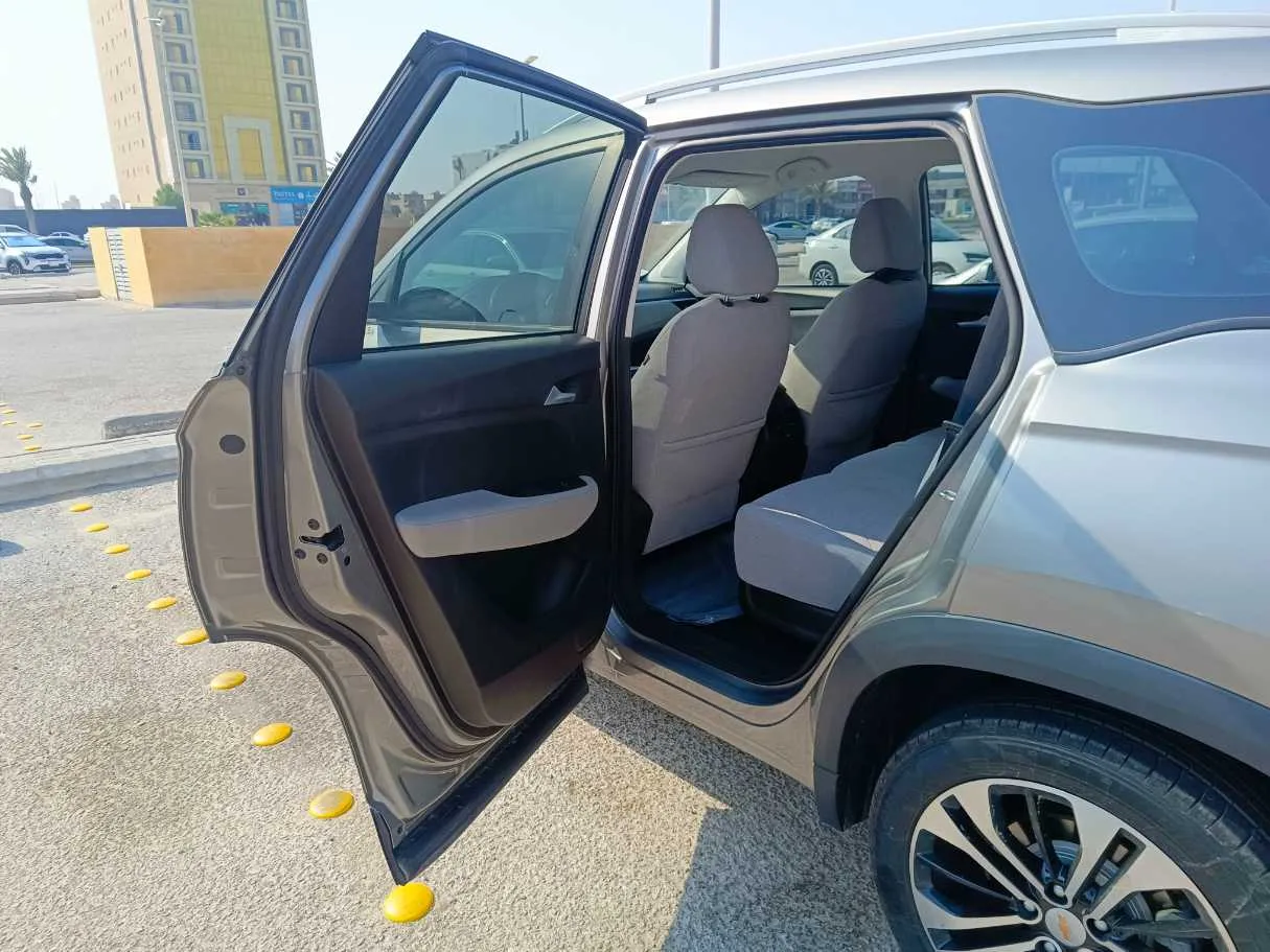Car image 12