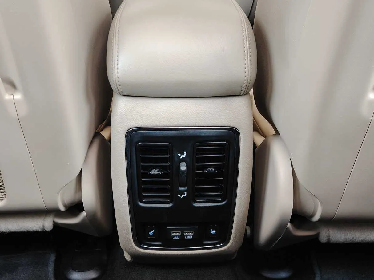 Car image 30