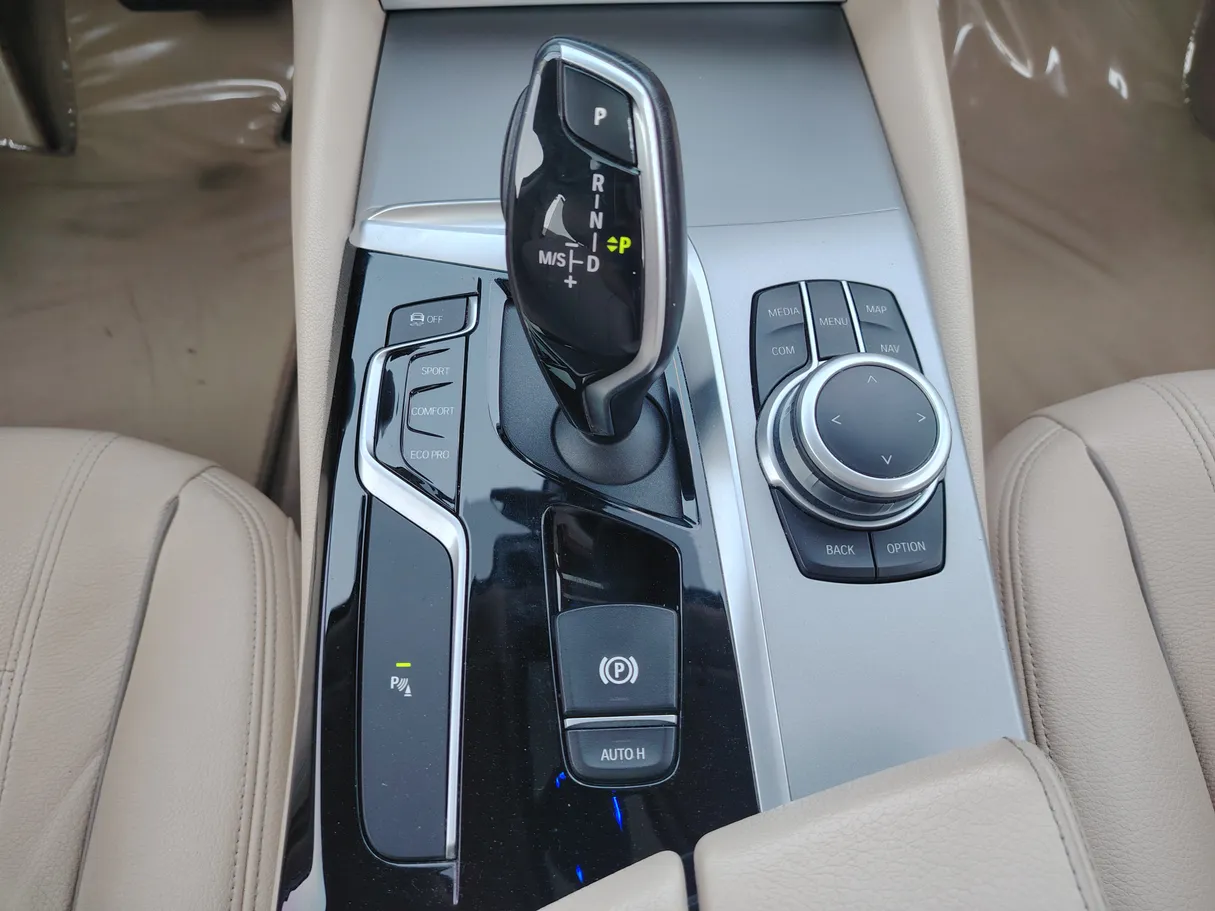 Car image 18